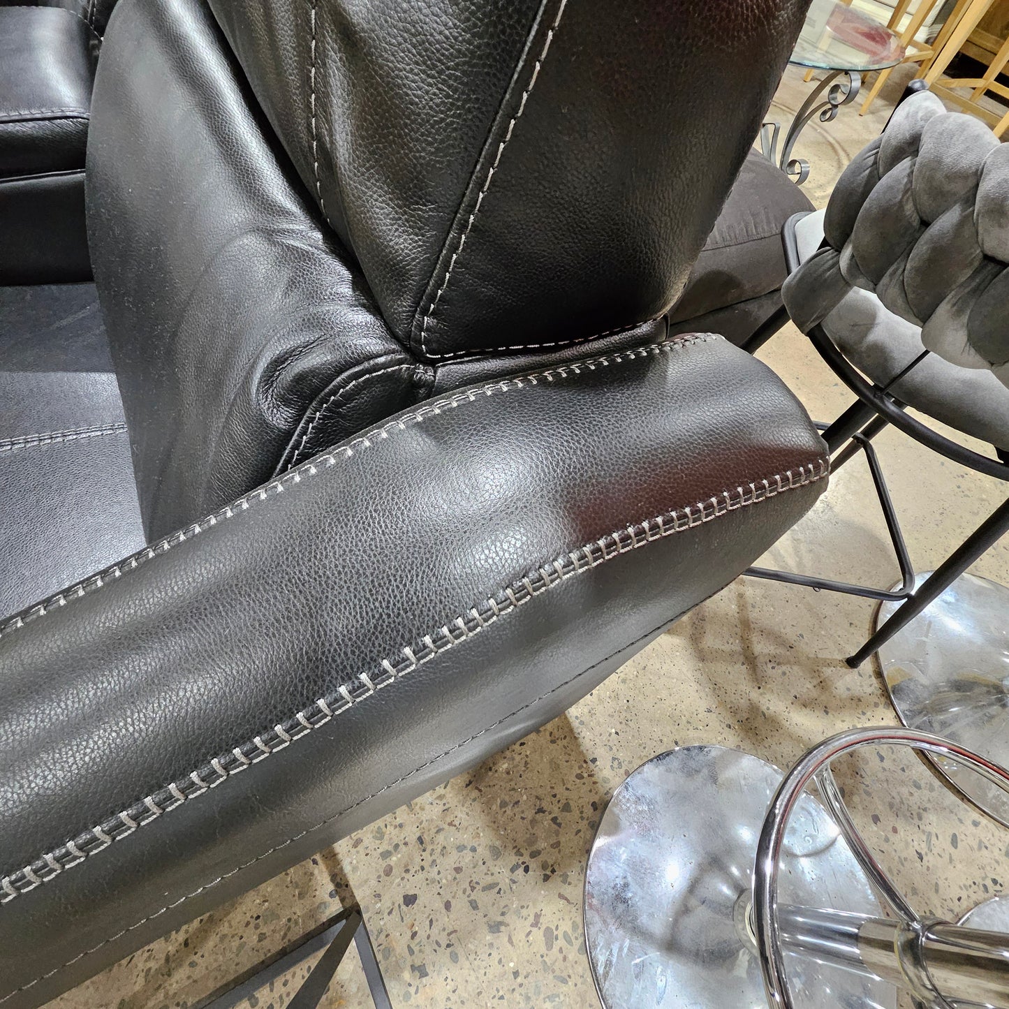 Giorno Leather Power Loveseat