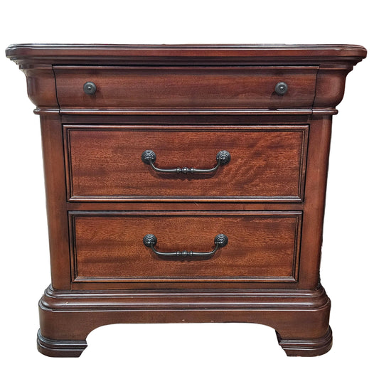 Legacy Classic Evolution Cherry Nightstand