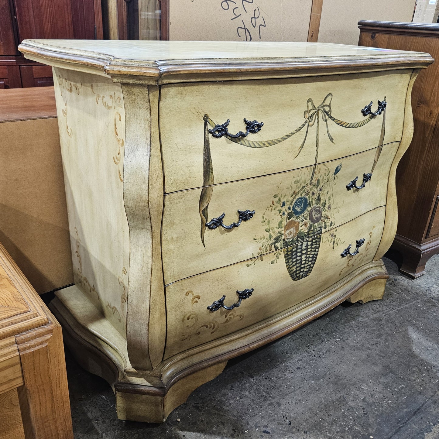 Bouquet Accent Bombe Style Chest