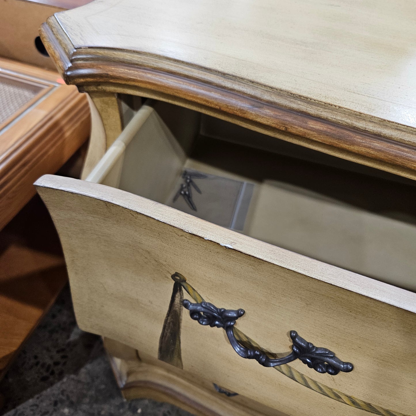 Bouquet Accent Bombe Style Chest