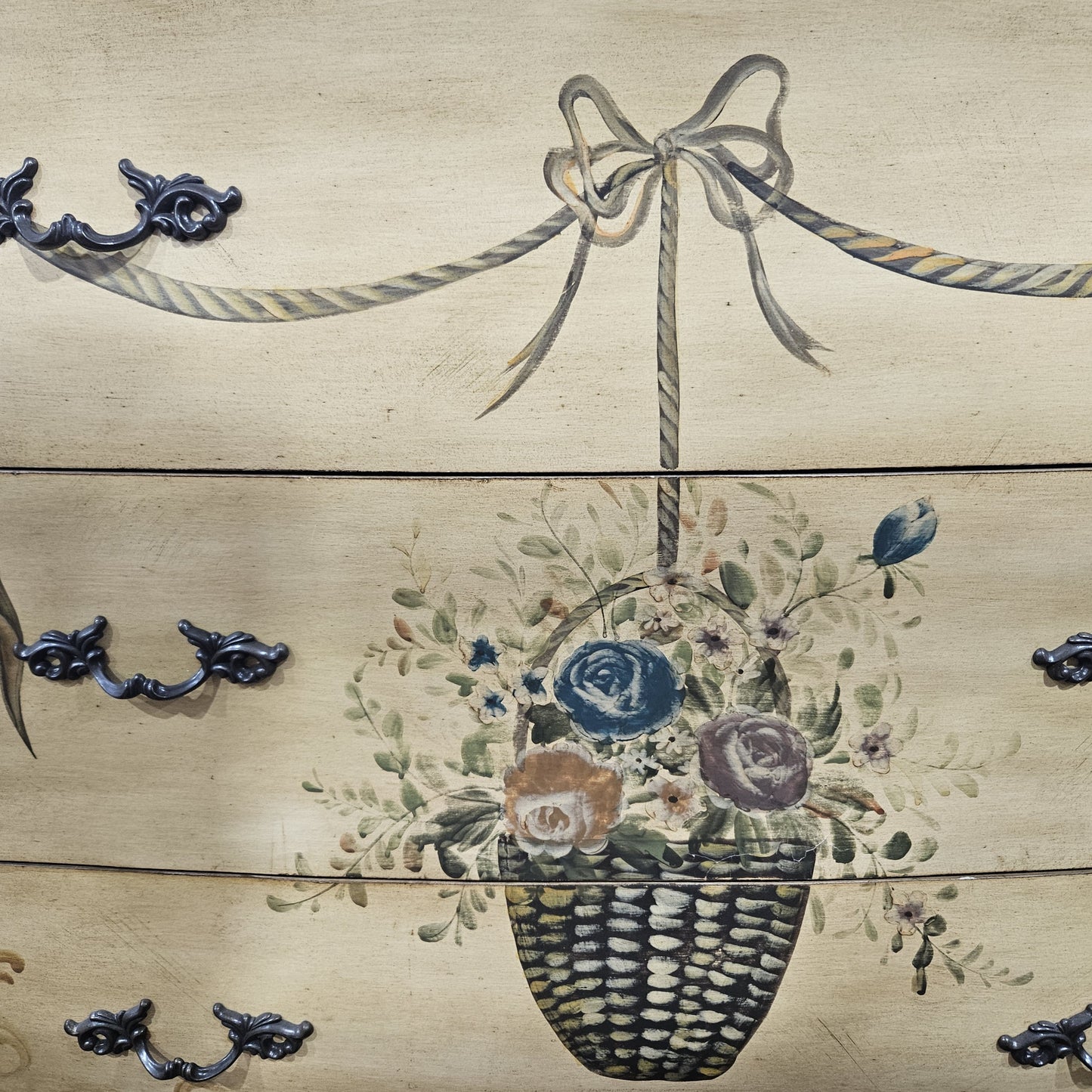 Bouquet Accent Bombe Style Chest