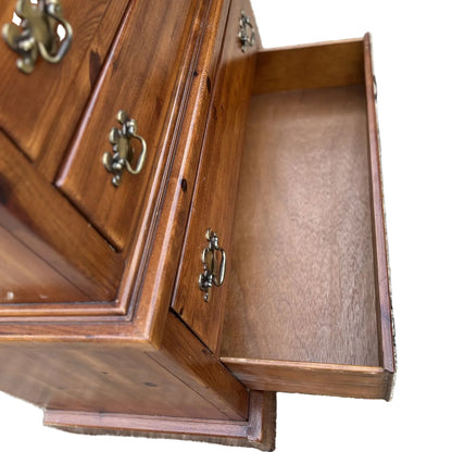 Link-Taylor Colonial Pine 8-Drawer Dresser