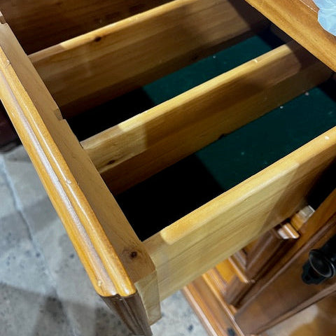 Lighted Hutch/ China Cabinet