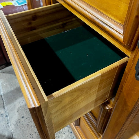 Lighted Hutch/ China Cabinet